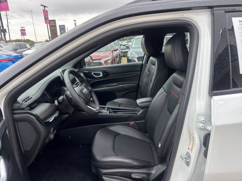 Used 2025 Jeep Compass Trailhawk AWD/4WD image 25