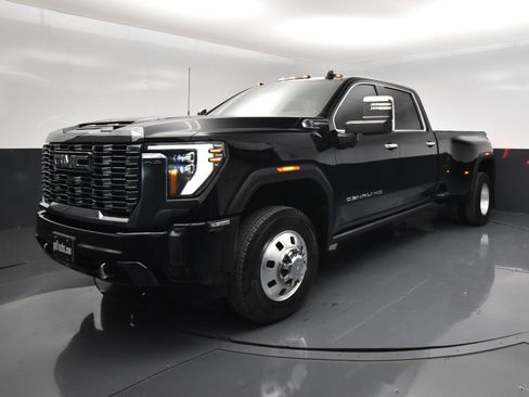 Used 2024 GMC Sierra 3500 Denali Ultimate AWD/4WD image 2