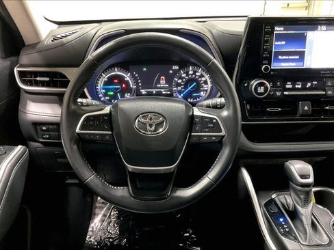 Used 2022 Toyota Highlander XLE AWD/4WD image 5