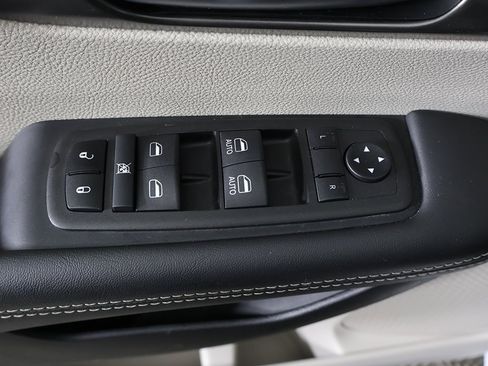 Used 2024 Chrysler Pacifica Touring-L image 36