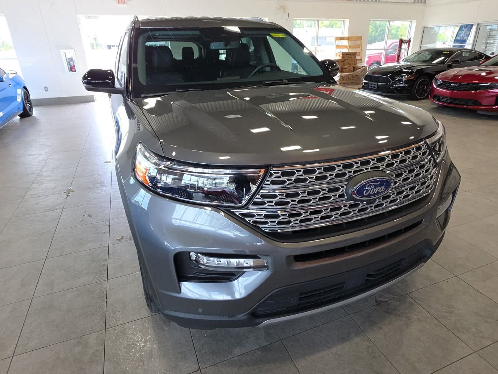 Used 2024 Ford Explorer Limited w/ Equipment Group 301A AWD/4WD image 3