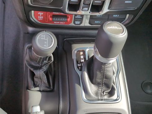 Used 2025 Jeep Gladiator Rubicon w/ Safety Group AWD/4WD image 18