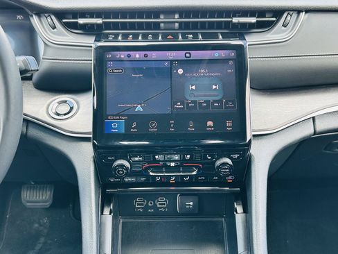 Used 2023 Jeep Grand Cherokee Limited w/ Luxury Tech Group II AWD/4WD image 25
