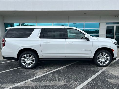 Used 2023 Chevrolet Suburban High Country w/ Premium Package 2 AWD/4WD image 3