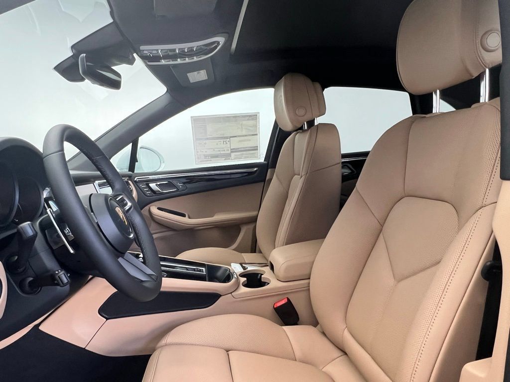 Certified 2026 Porsche Macan AWD/4WD image 5