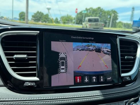 Used 2025 Chrysler Pacifica Select FWD image 25