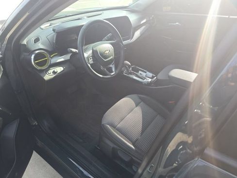 Used 2025 Chevrolet Trax LT w/ LT Convenience Package FWD image 12