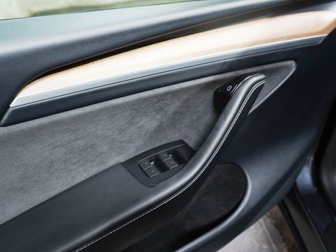 Used 2024 Tesla Model Y Performance image 18