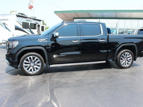 Used 2022 GMC Sierra 1500 Denali w/ Technology Package AWD/4WD image 4