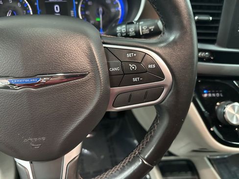 Used 2017 Chrysler Pacifica Touring-L FWD image 15