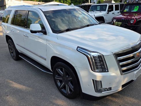 Used 2017 Cadillac Escalade Luxury AWD/4WD image 24