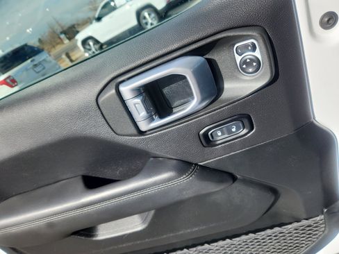 Used 2020 Jeep Wrangler Unlimited Sahara image 16