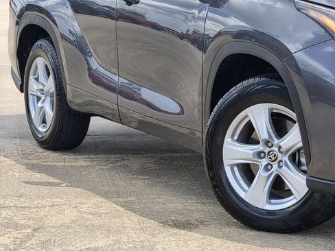 Used 2025 Toyota Highlander LE FWD image 12