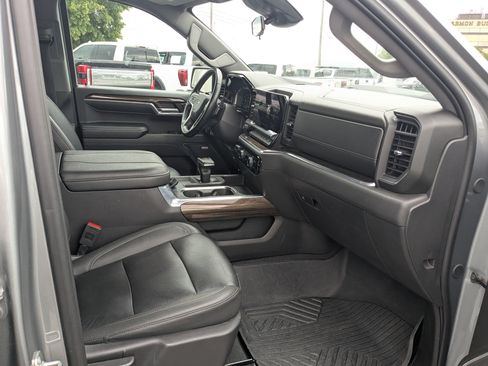 Used 2024 Chevrolet Silverado 1500 LT Trail Boss w/ LT Trail Boss Premium Package AWD/4WD image 32
