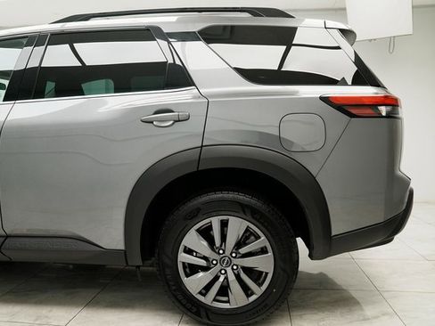 Used 2025 Nissan Pathfinder SV image 6