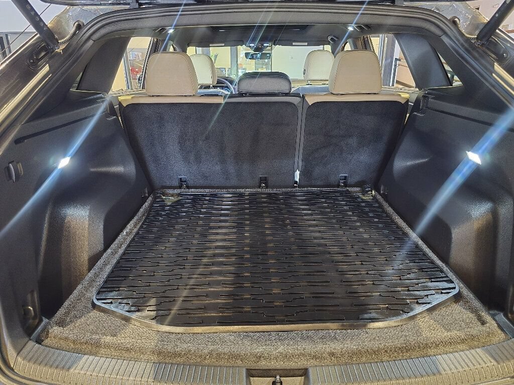 Used 2024 Volkswagen Atlas Cross Sport SE w/ Panoramic Sunroof Package FWD image 23