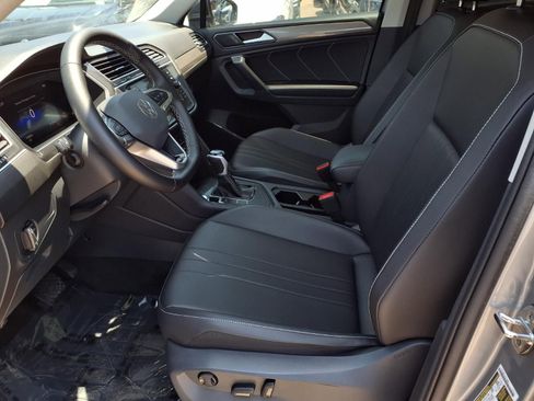 Certified 2024 Volkswagen Tiguan SE w/ Panoramic Sunroof Package FWD image 18