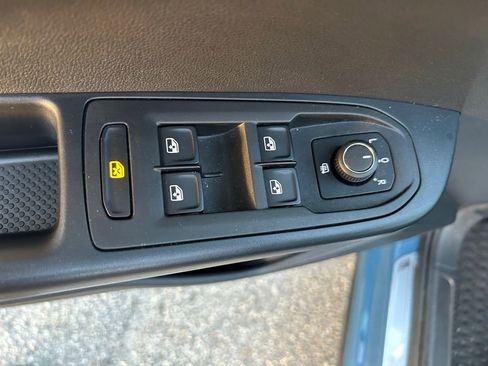 Used 2025 Volkswagen Taos SE image 17