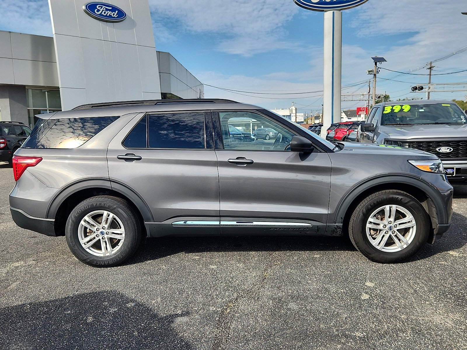 Used 2023 Ford Explorer XLT AWD/4WD image 7