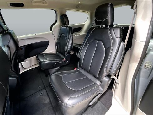 Used 2024 Chrysler Pacifica Touring-L FWD image 21