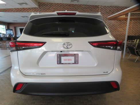 Used 2023 Toyota Highlander XLE FWD image 71