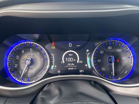 Used 2023 Chrysler Pacifica Touring-L image 18