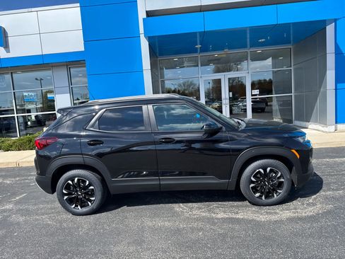 Used 2023 Chevrolet TrailBlazer LT w/ Convenience Package FWD image 3