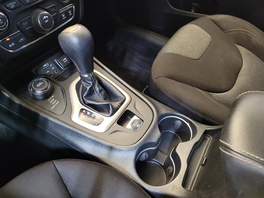 Used 2018 Jeep Cherokee Latitude AWD/4WD image 26