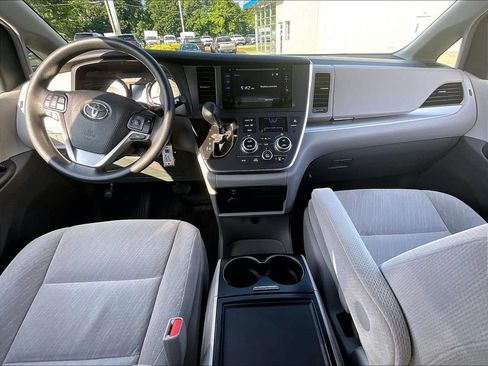 Used 2017 Toyota Sienna LE w/ Outdoor Package FWD image 22