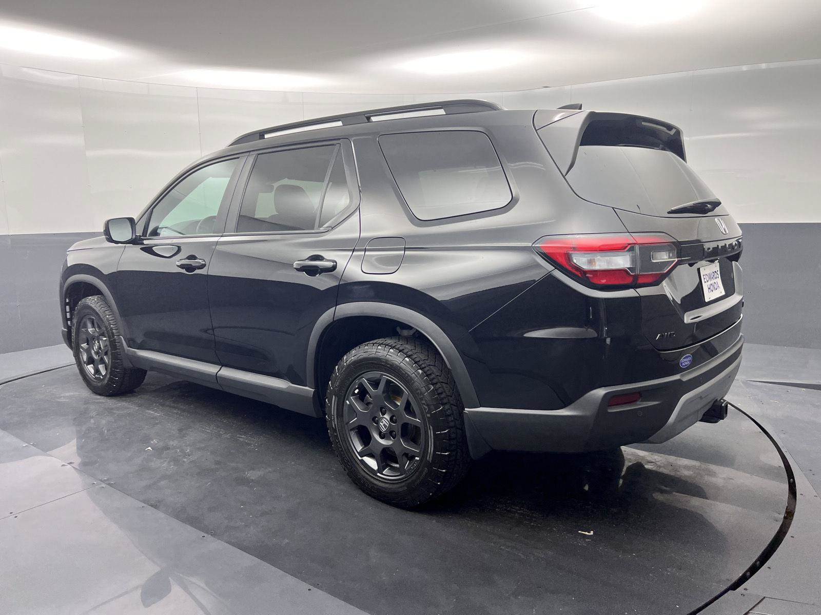 Used 2025 Honda Pilot TrailSport image 34