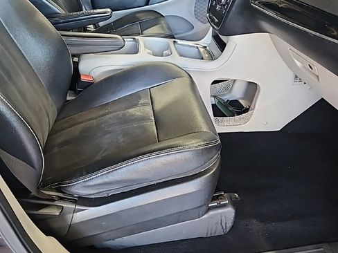 Used 2019 Dodge Grand Caravan SXT image 13