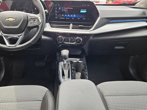 Used 2025 Chevrolet Trax LT w/ LT Convenience Package FWD image 10