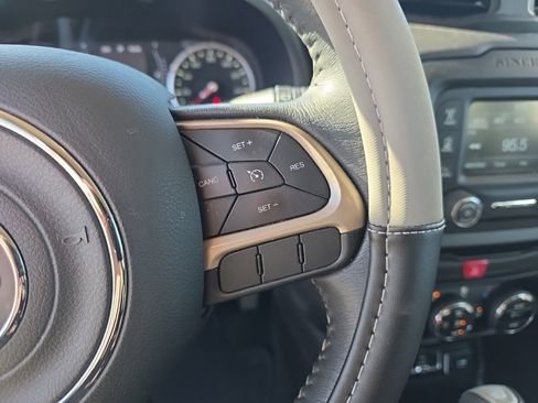 Used 2017 Jeep Renegade Latitude w/ Popular Equipment Group image 15