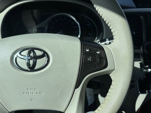 Used 2014 Toyota Sienna XLE image 21