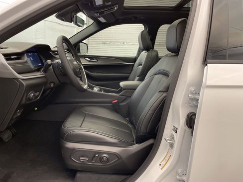 New 2025 Jeep Grand Cherokee Limited w/ Luxury Tech Group II image 19