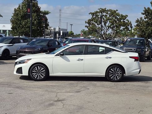 Used 2025 Nissan Altima 2.5 SV FWD image 9