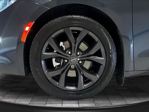 Used 2019 Chrysler Pacifica Limited w/ Advanced Safetytec Group FWD image 35