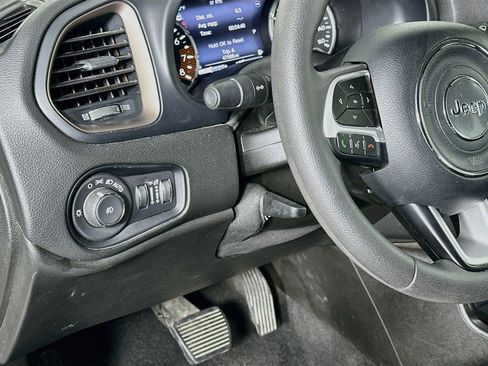 Used 2023 Jeep Renegade Latitude AWD/4WD image 17