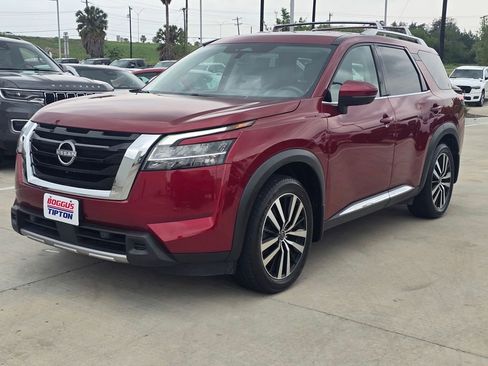 Used 2024 Nissan Pathfinder Platinum FWD image 9