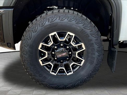 Used 2025 GMC Sierra 2500 AT4X AWD/4WD image 35
