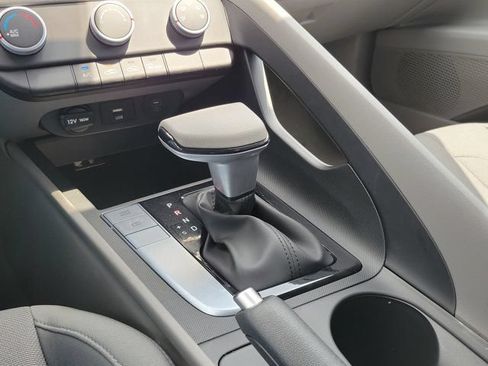 Certified 2025 Hyundai Elantra SE FWD image 28