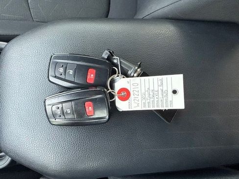 Used 2021 Toyota RAV4 XLE AWD/4WD image 34