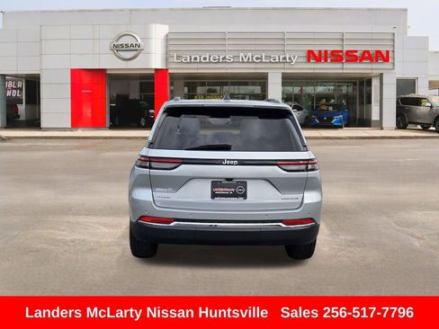 Used 2023 Jeep Grand Cherokee Laredo image 5