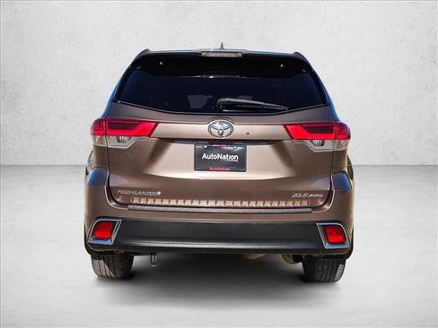 Used 2019 Toyota Highlander XLE image 6