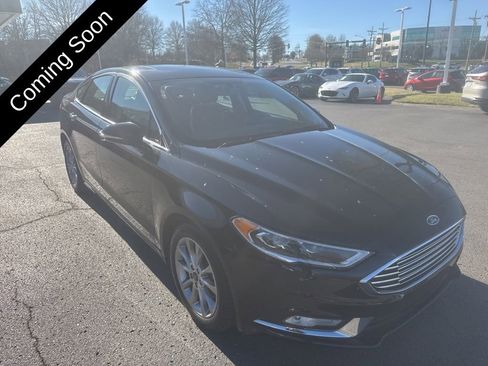 Used 2017 Ford Fusion SE w/ Fusion SE Technology Package image 3