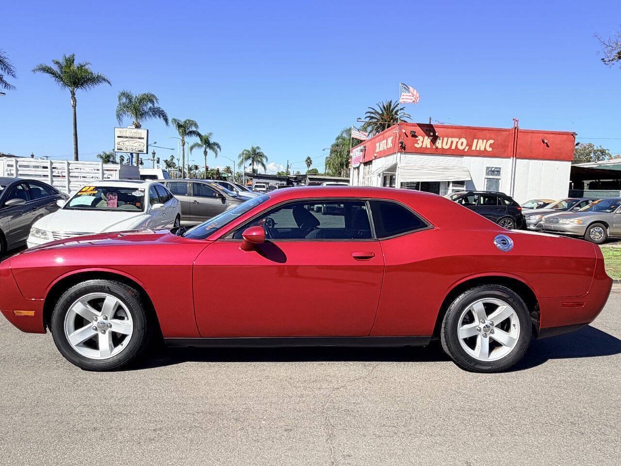 Used 2012 Dodge Challenger SXT RWD image 4