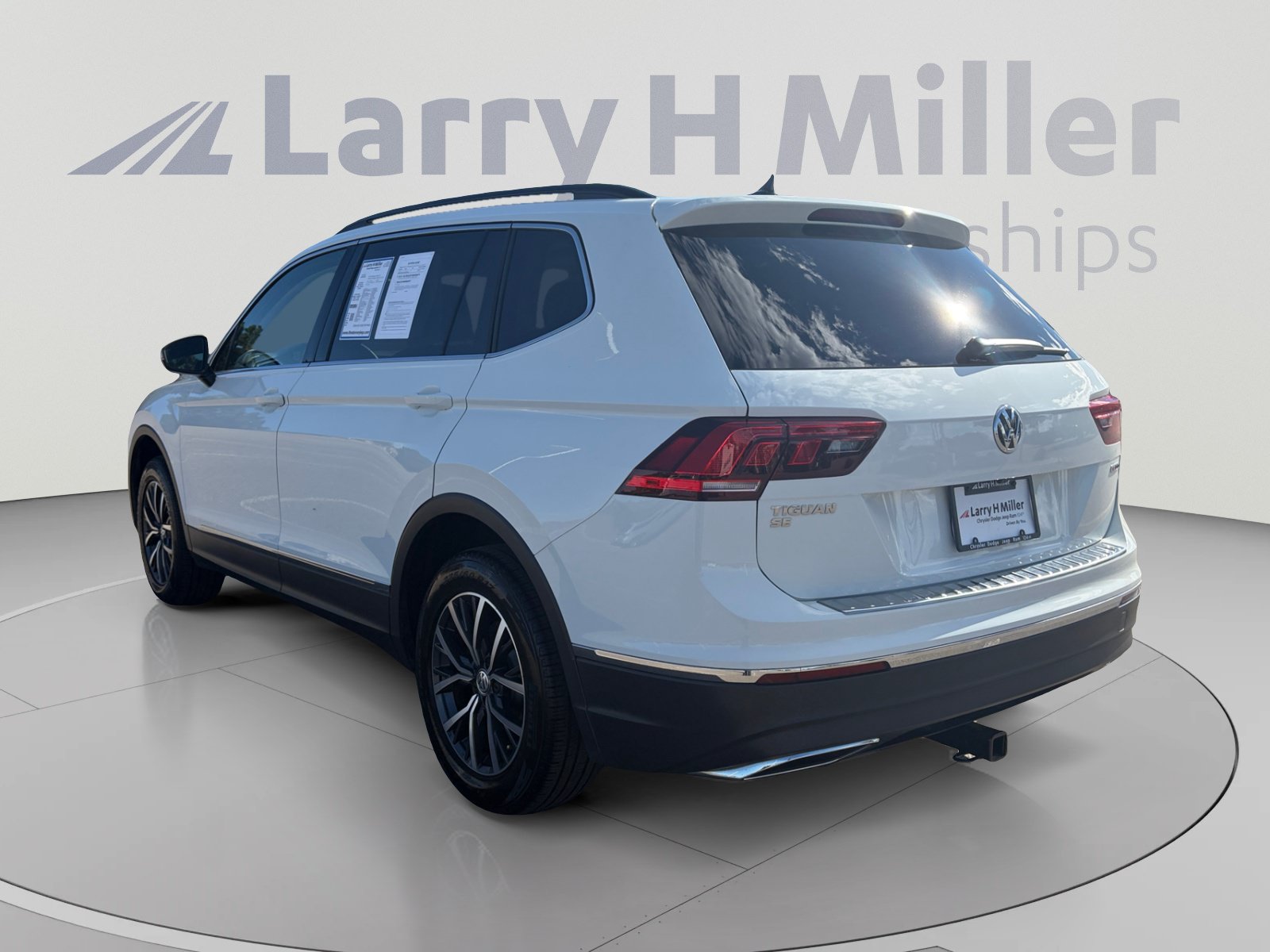Used 2020 Volkswagen Tiguan SE w/ Panoramic Sunroof Package AWD/4WD image 4