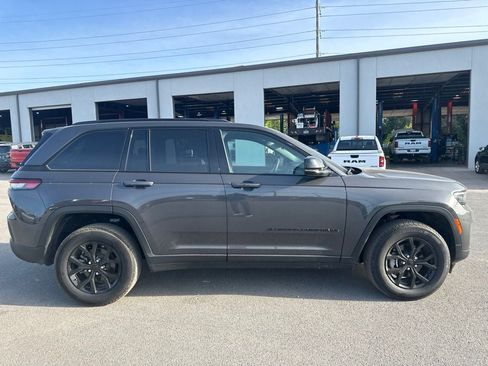 Used 2025 Jeep Grand Cherokee Altitude RWD image 5