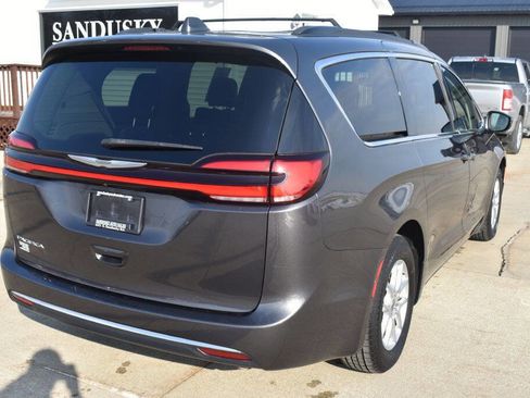 Used 2022 Chrysler Pacifica Touring-L FWD image 3