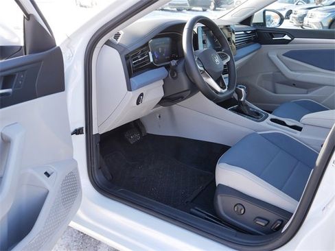 Certified 2025 Volkswagen Jetta SE image 12